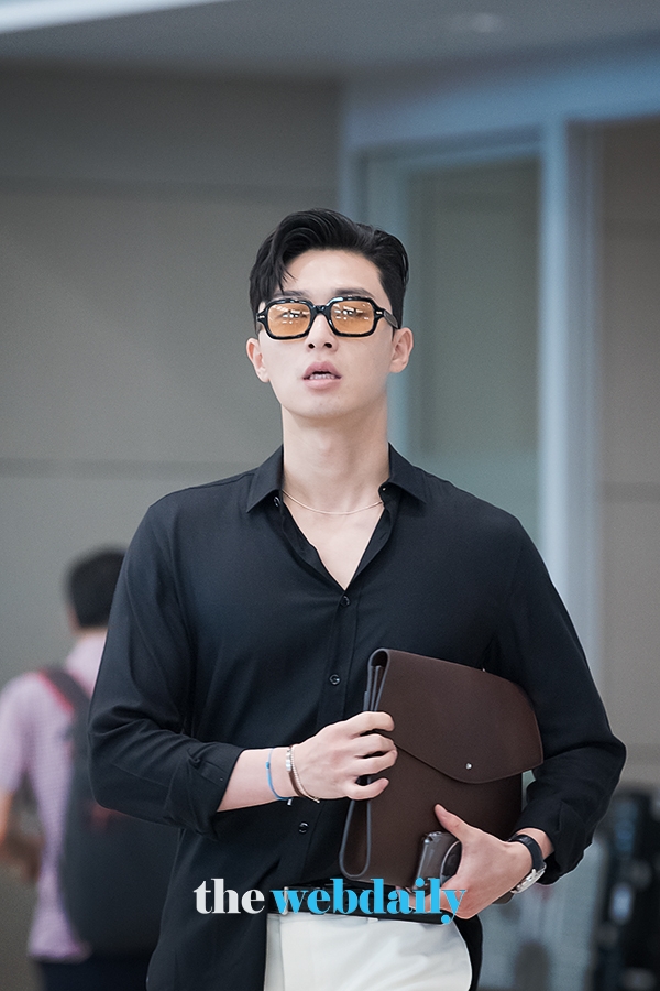 박서준, 인천국제공항 출국 현장
