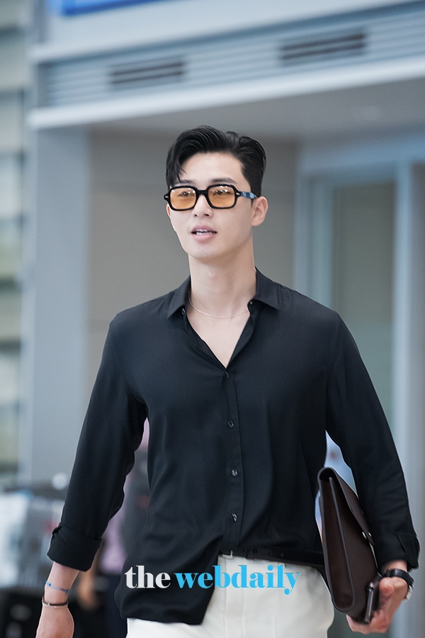 박서준, 인천국제공항 출국 현장