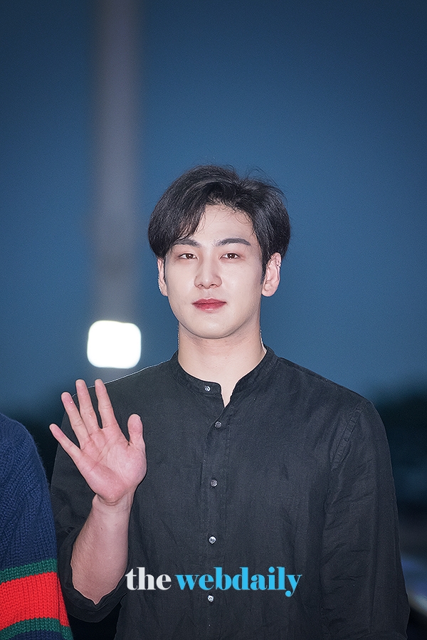 뉴이스트W 백호, 인천국제공항 출국 현장