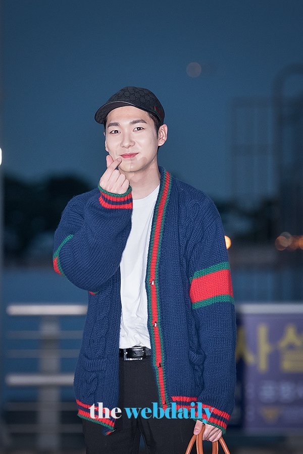 뉴이스트W 아론, 인천국제공항 출국 현장