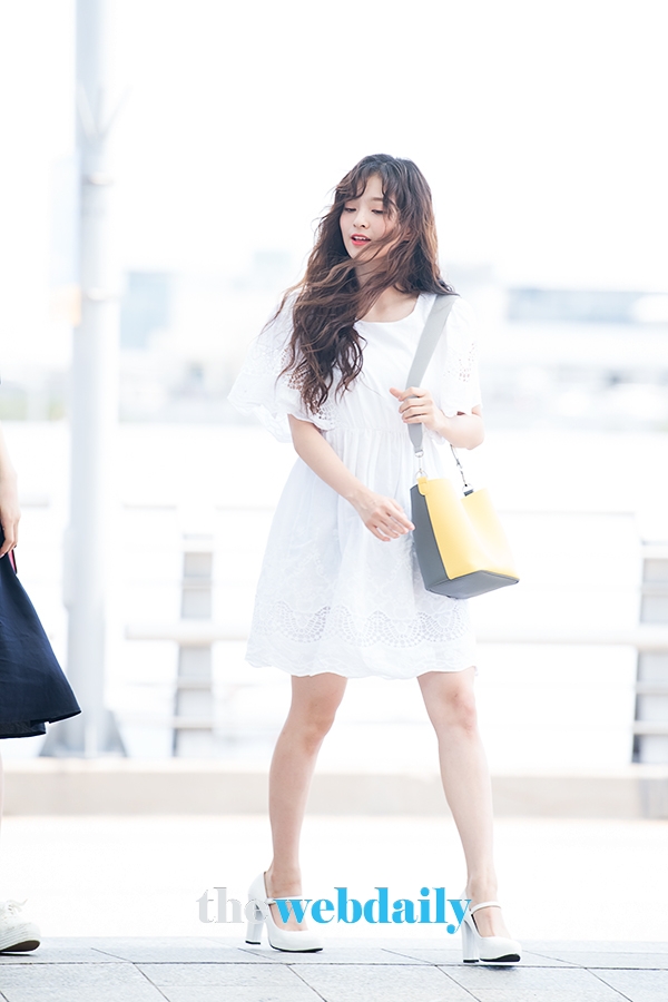 프로미스나인(fromis_9) 이나경, 인천국제공항 출국 현장