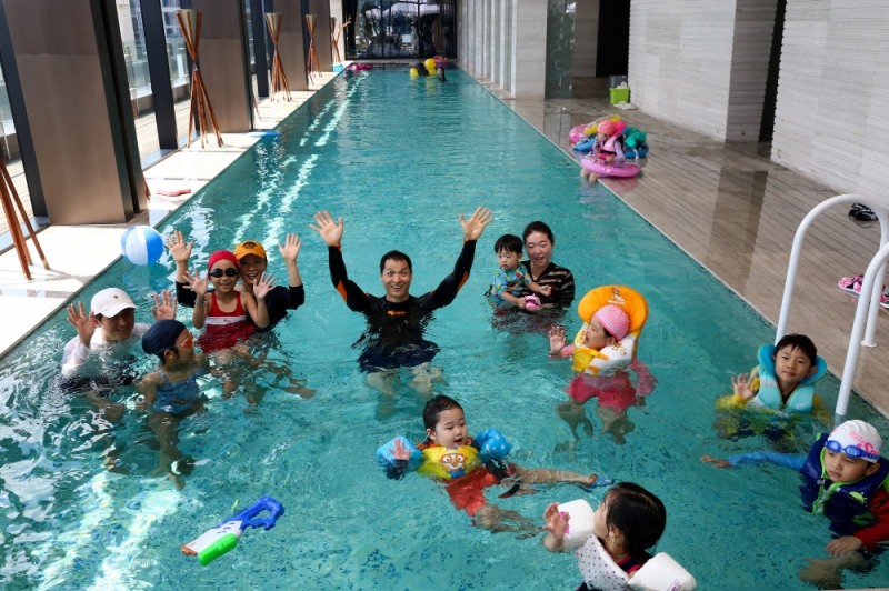 차바이오컴플렉스 풀사이드에서 열린 패밀리데이 행사에서 차의과학대학교 학생과 교직원가족들이 수영과 물놀이를 즐기고 있다. (사진=차병원)