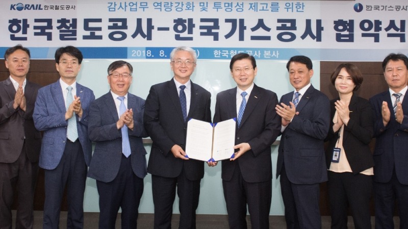 왼쪽 네 번째 이상훈 상임감사위원. (사진=한국가스공사)