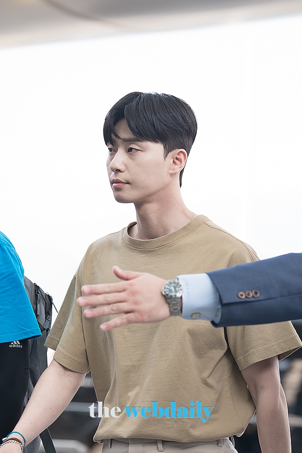 박서준, 인천국제공항 출국 현장