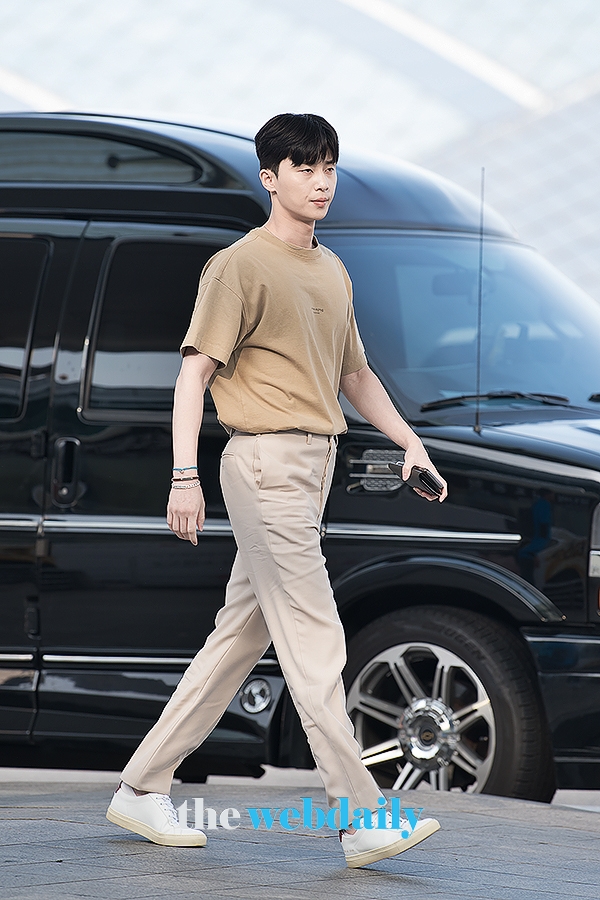 박서준, 인천국제공항 출국 현장