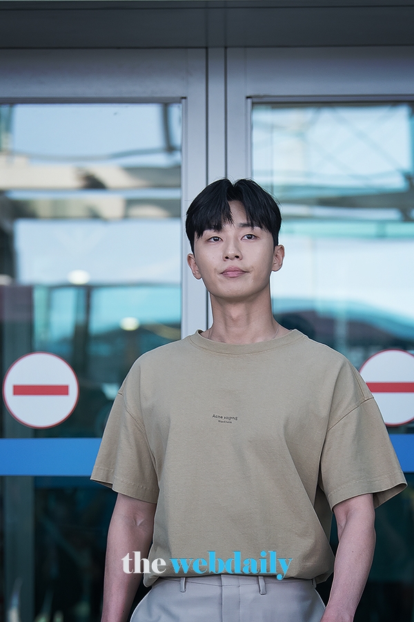 박서준, 인천국제공항 출국 현장