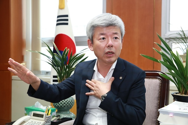 변호사회가 시민들하고 친밀한 단체가 돼야 한다고 말하는 이채문 부산지방변호사회장.