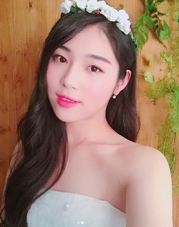 소녀주의보 '지성', 긴 웨이브 머리 늘어뜨린채...여리여리 부러질듯 쇄골라인