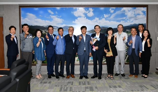 거제시희망복지재단 임원 임명식을갖고기념촬영을 하고있다.(사진제공=거제시)