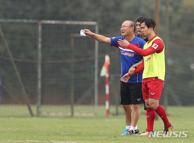 베트남, 일본에 승리하자 박항서 감독에 쏠리는 눈눈눈...많은 이들 부러워해