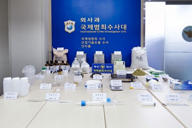 원료물질과 필로폰 추출 기자재 등 총 31종에 59점을 증거물로 압수. (사진제공=부산지방경찰청)