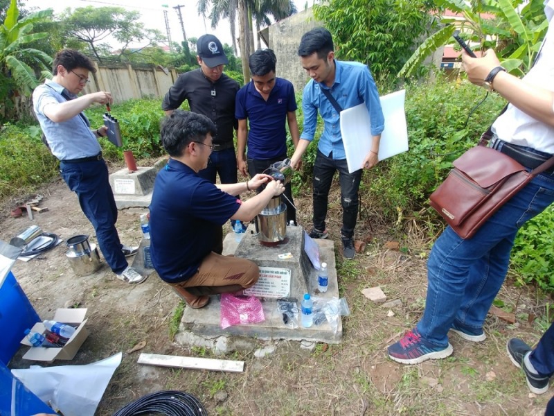 중소기업 담당자가 지하수 모니터링 설비를 설치 후 현지인력에게 설명해주는 모습.(사진=K-water)