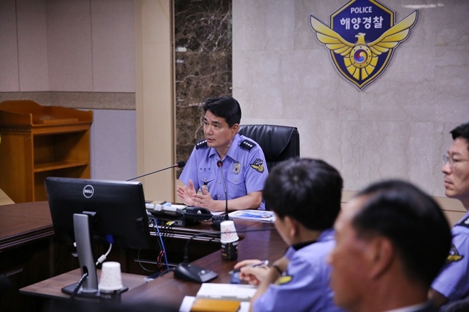 직원들과 인사를 나누고 있는 하태영 신임서장.(사진제공=울산해양경찰서)