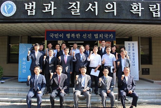 보호관찰업무설명회를 갖고 기념촬영을 하고 있다.(사진제공=부산동부준법지원센터)