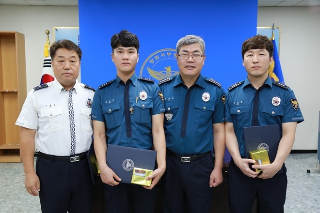 (사진왼쪽부터) 나복배 경위, 김민진 경장, 진영철 서장, 신병철 경장이 기념촬영을 하고 있다.(사진제공=창원서부경찰서)