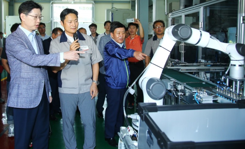 김경수 경남도지사가 스마트공장 구축기업 신신사를 방문하고 있다.(사진제공=경남도)