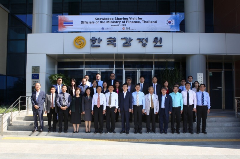 21일 한국감정원 본사를 방문한 태국 재무성 공무원 방문단 및 감정원 관계자들이 감정원 방문연수 개회식에 참석했다.(사진=한국감정원)