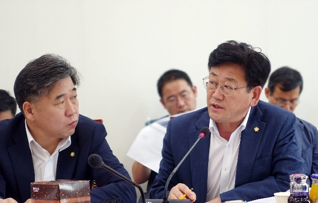 국토위 예산결산기금심사소위에서 김정호 의원이 국토부에 김해신공항 타당성 재조사로의 ‘시정’ 조치를 요구하고 있다.(사진제공=김정호의원실)