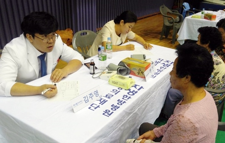 청주자생한방병원 의료진이 진료소를 찾은 환자에게 침 치료를 실시하고 있다. (사진=자생한방병원)