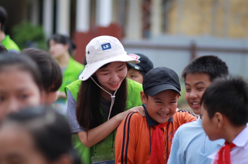 LS 대학생해외봉사단 22기 단원이 베트남 하이퐁시에서 현지 초등학생들과 체육활동을 하고 있다.(사진=LS그룹) 
