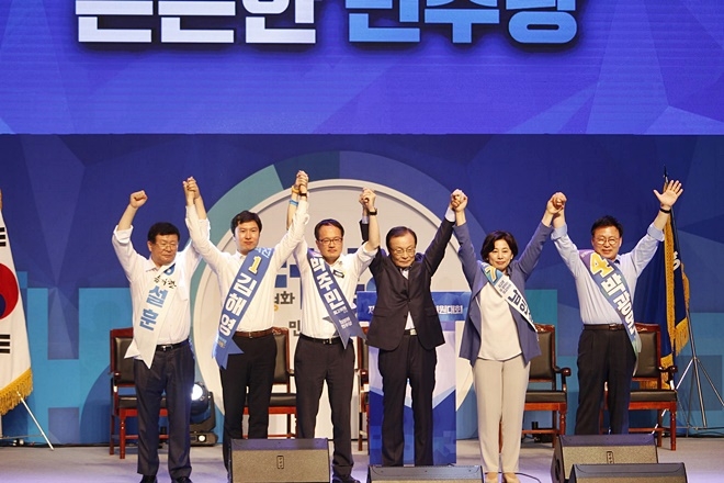 이해찬 당대표와 최고위원 5명이 손을들어 감사를 표하고 있다. (사진제공=김해영의원실)