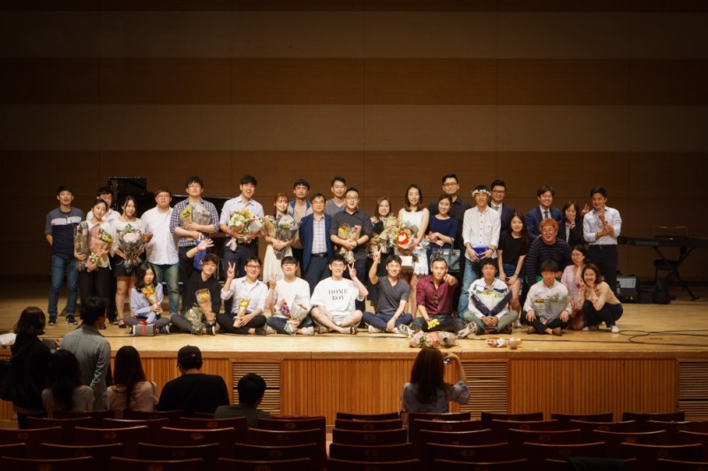 제9회 부산대 프로뮤지카 공연을 마치고 기념촬영.(사진제공=부산대)