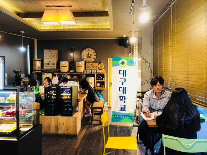 지난 25일 경북 안동의 한 커피숍에서 대구대가 마련한 ‘차 한 잔의 여유’ 입학컨설팅이 진행되고 있다.(사진제공=대구대)