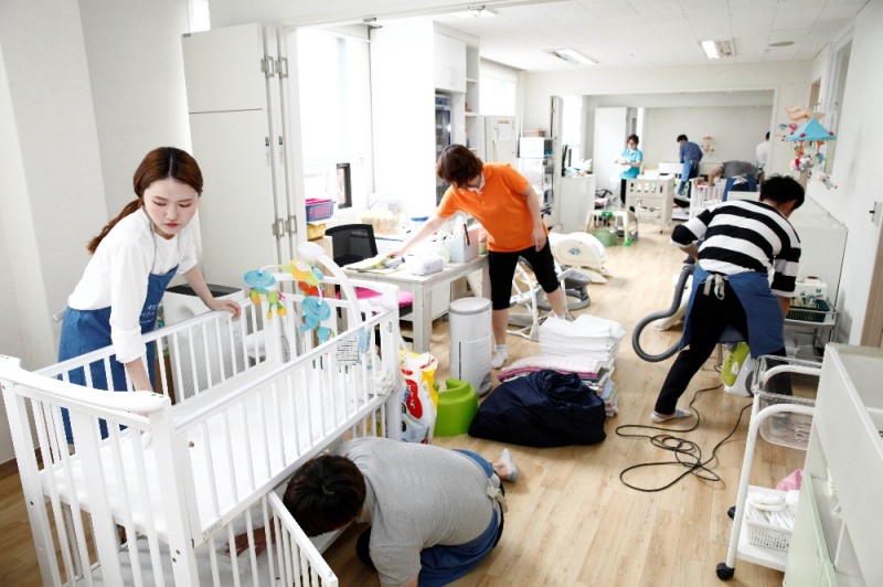 롯데쇼핑 e커머스 사업본부 샤롯데봉사단이 서대문구 동방사회복지회를 방문해 봉사활동을 하고 있다. (사진=롯데쇼핑)