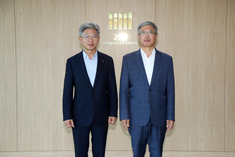 송인택 울산지검장과 기념촬영하는 송병기 경제부시장.