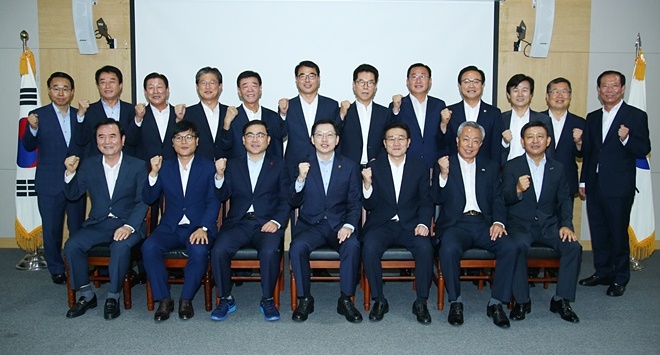 경남도내 18개 시·군의 시장·군수와 도 실국장이 참석한 가운데 ‘민선7기 제1회 시장군수 정책회의’를 개최하고 기념촬영.(사진제공=경남도)