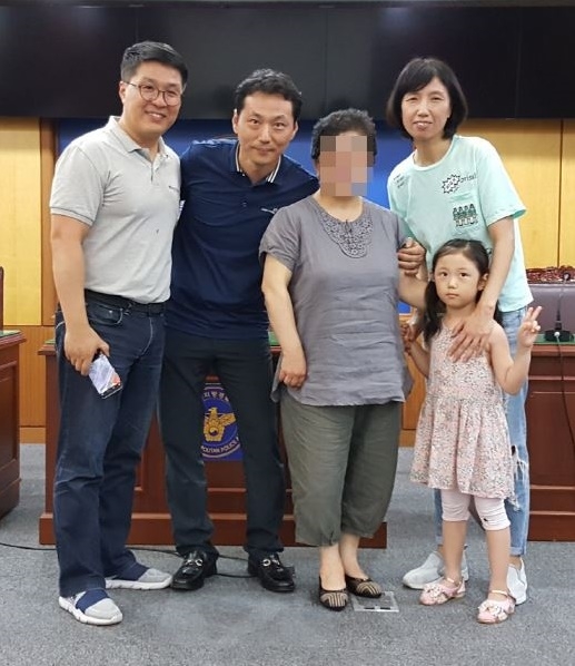 경찰의 도움으로 30년만에 그리운 아버지를 만나 기쁨을 표하고 있다.(사진제공=부산지방경찰청)