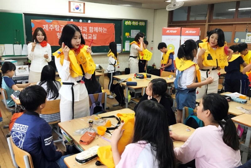 28일 오전 경기도 안양시 신기초등학교에서 진행된 제주항공 항공안전체험교실에서 객실승무원이 어린이들에게 항공안전 교육을 진행하고 있다.(사진=제주항공)