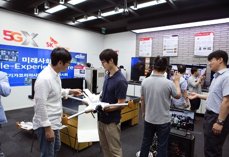 SK텔레콤 분당사옥에서 개최된 국책과제 연구성과 공개 시연에서 SK텔레콤 등 과제 참여 기업들이 ‘5G 기반 실감미디어 및 응용서비스 실증’ 과제의 주요 성과물을 전시, 시연하고 있다. (사진=SK텔레콤)