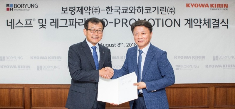 지난 8일 보령제약 본사에서 진행된 네스프 및 레그파라 코프로모션 계약식에서 보령제약 최태홍 사장 (왼쪽)과 한국쿄와하코기린 나종천 사장 (오른쪽)이 계약서에 서명 후 악수를 하고 있다. (사진=보령제약)