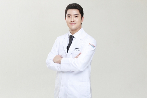 피부 조직을 수축시키는 슈링크리프팅으로 얼굴 주름과 탄력 개선