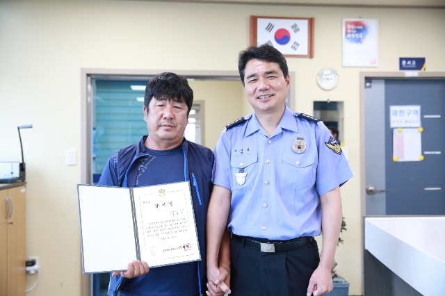 선장에게 감사장을 전달하고 기념촬영.(사진제공=울산해경)