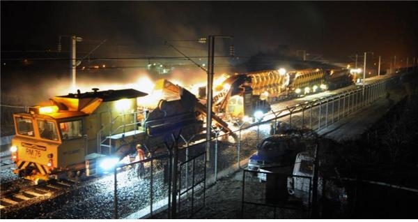 열차가 다니지 않는 야간에 자갈교환 작업을 시행하고 있는 모습(사진=코레일 제공)