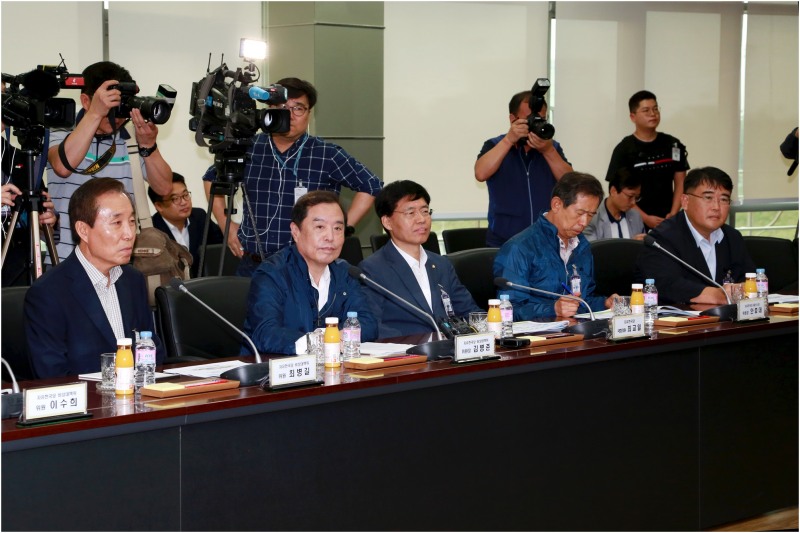 김병준 위원장과 비대위원 등이 울산 울주군 서생면 ㈜한국수력원자력 새울본부를 방문해 현장의 목소리를 듣고있다.(사진제공=자유한국당울산시당)