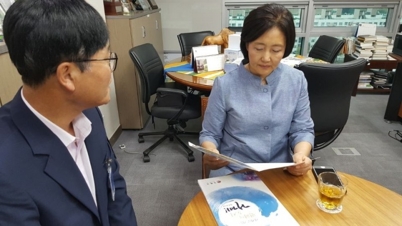 변광용 거제시장이 박영선 의원을 만나 정부차원의 대책마련을 건의하고 있다.(사진제공=거제시)