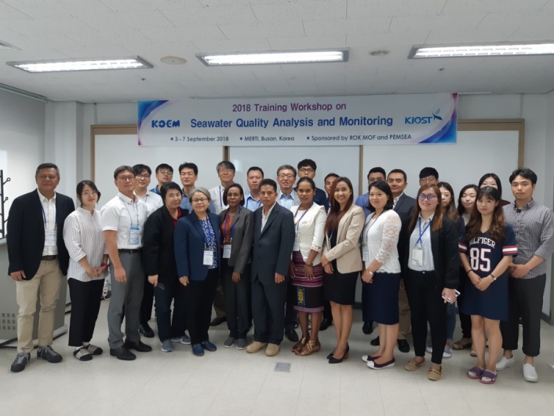2018년 PEMSEA(동아시아 해양환경관리협력기구) 회원국 수질분석 교육 기념 촬영.(사진=KOEM)