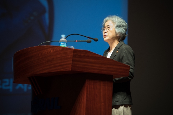 박은정 국민권익위원장이 5일 오전 코레일 대전 본사 대강당에서 코레일 임직원 700여명을 대상으로 ‘세계 20위권 청렴국가 도약을 위한 반부패 정책 추진 방향’이라는 주제로 강연하고 있다(사진=코레일 제공)