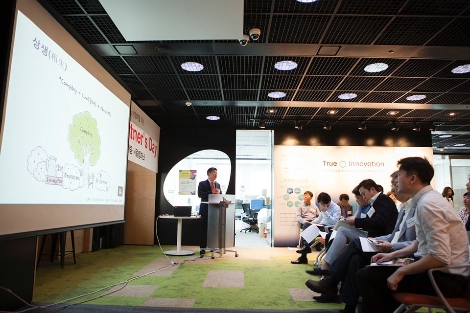 SK텔레콤 문갑인 스마트디바이스그룹장이 인사말을 하고 있는 모습. (사진=SK텔레콤)