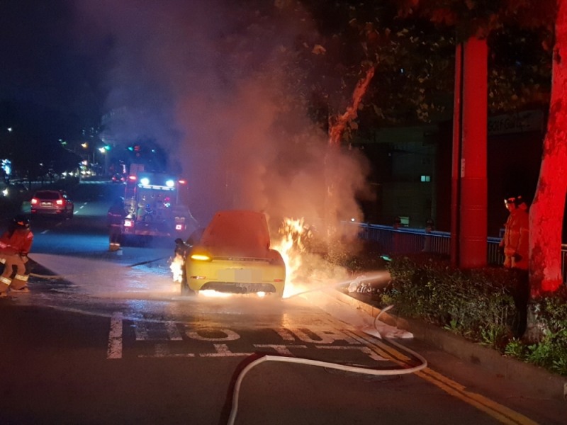 출동한 소방대가 차량의 불길을 진압하고 있다. (사진제공=부산지방경찰청)