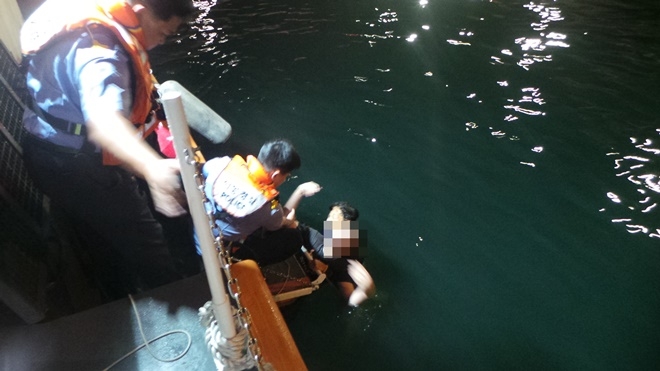 투신자를 구조하고 있다.(사진제공=부산해양경찰서)