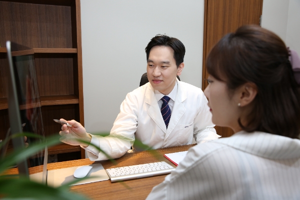 가렵다 못해 콤플렉스까지 되는 아토피, 한의원 근원치료 필요..