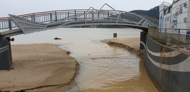 지난 9월 3일 폭우로 흙탕물이 흘러가고 있다.