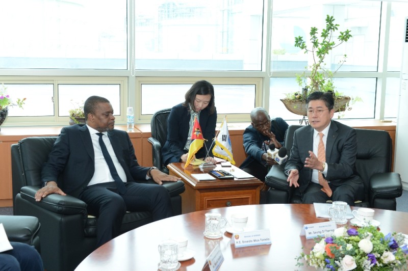 모잠비크 광물자원에너지부 장관과 환담 중인 정승일 가스공사 사장.(사진=한국가스공사)