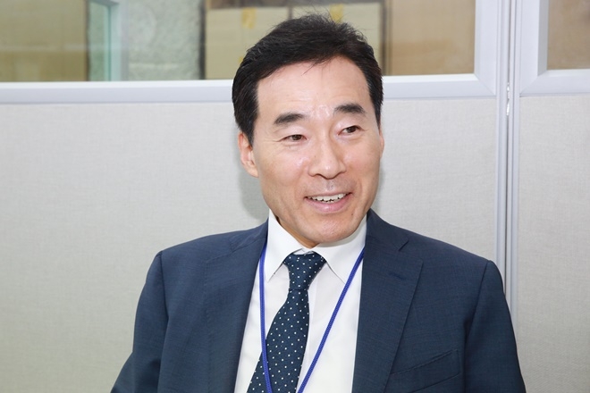 양유성 회장이 인터뷰를 하며 웃고 있다.