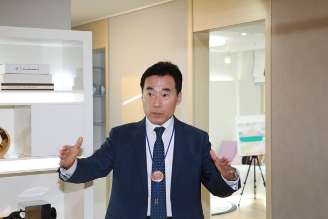 양유성 회장이 홍보관에서 아파트의 장점에 대해 설명하고 있다.