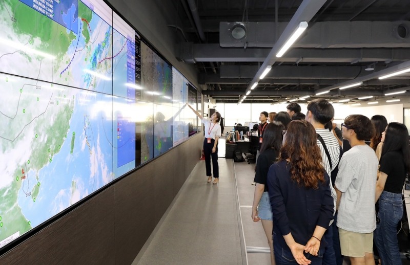 7일 오후 ‘제주 청소년 꿈꾸는 수학여행’에 참여한 청소년들이 서울 강서구 소재 한국공항공사 항공지원센터에 위치한 제주항공 운항통제본부에 방문해 설명을 듣고 있다. (사진=제주항공)